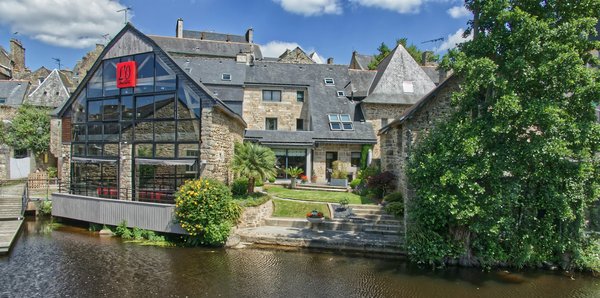 Où séjourner en Bretagne pour des vacances avec des cours de peinture sur soie et des balades en forêt?