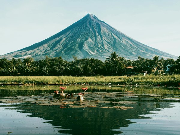 Quelles croisières offrent des excursions pour découvrir les volcans aux Philippines?